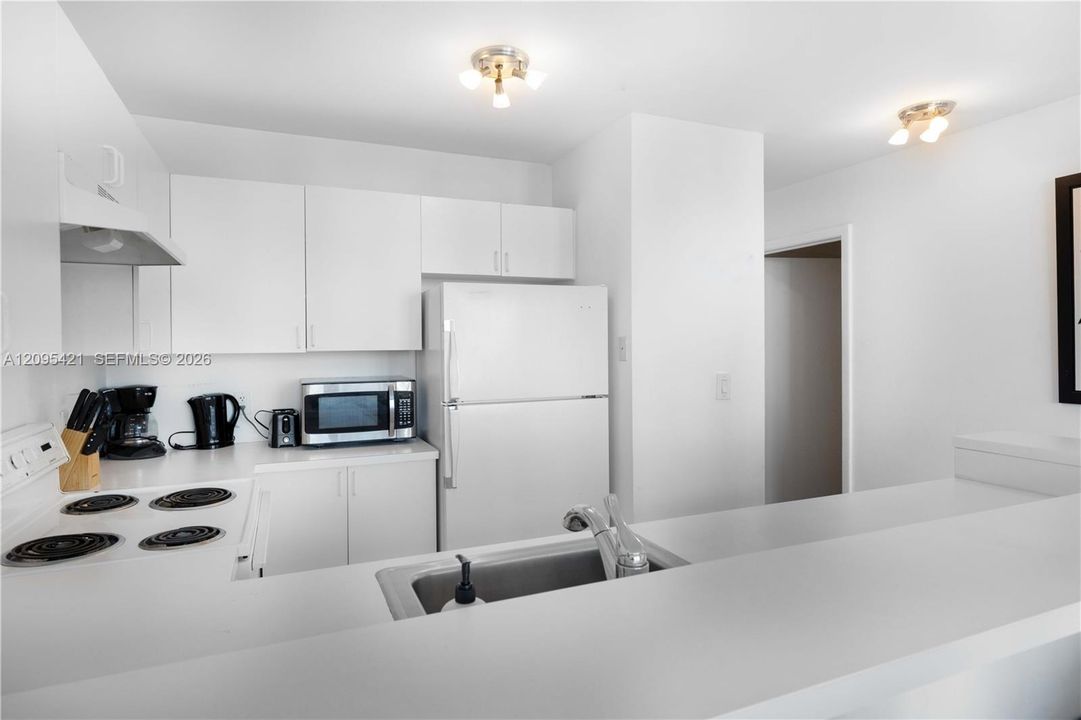 For Sale: $550,000 (1 beds, 1 baths, 830 Square Feet)