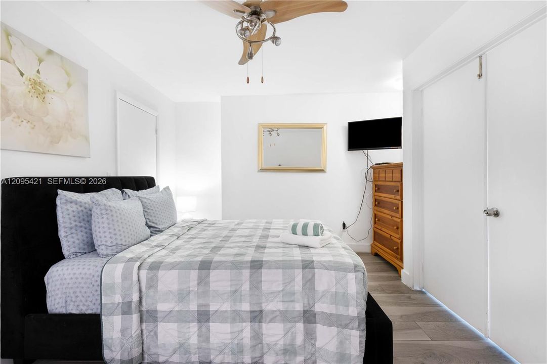 For Sale: $550,000 (1 beds, 1 baths, 830 Square Feet)