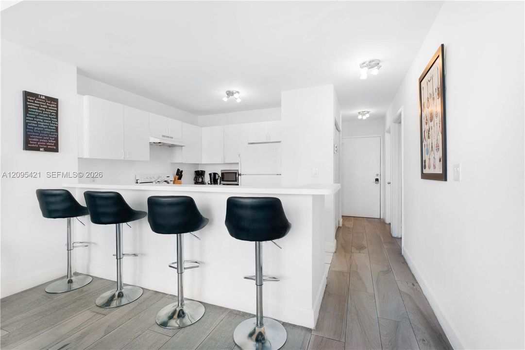 For Sale: $550,000 (1 beds, 1 baths, 830 Square Feet)