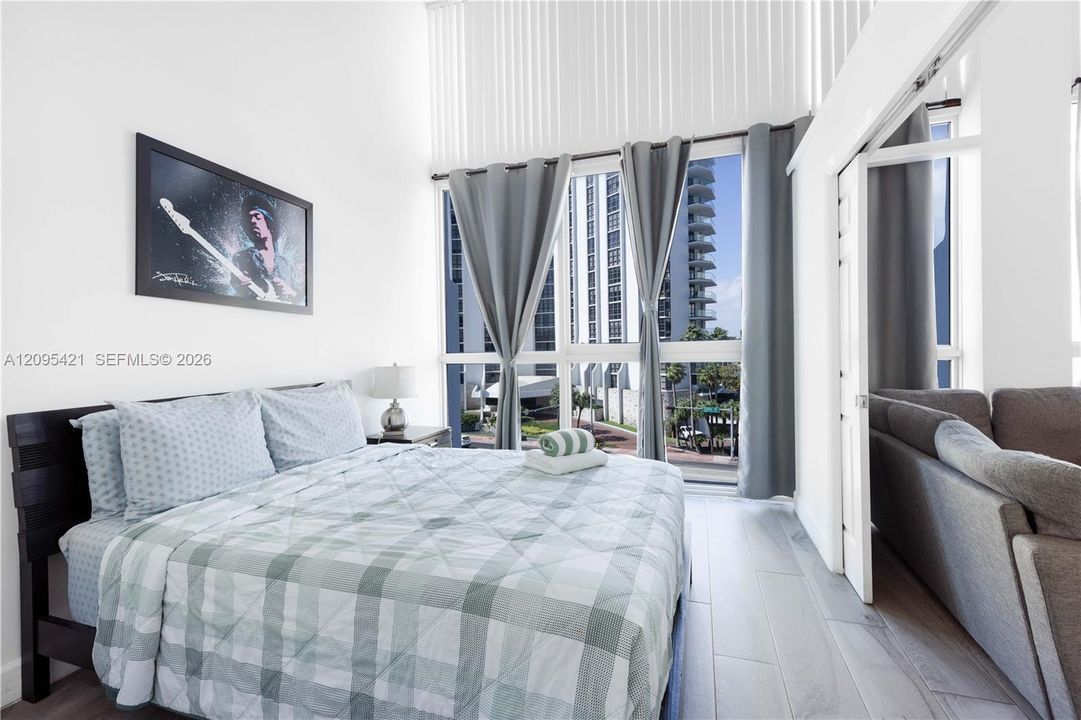 For Sale: $550,000 (1 beds, 1 baths, 830 Square Feet)