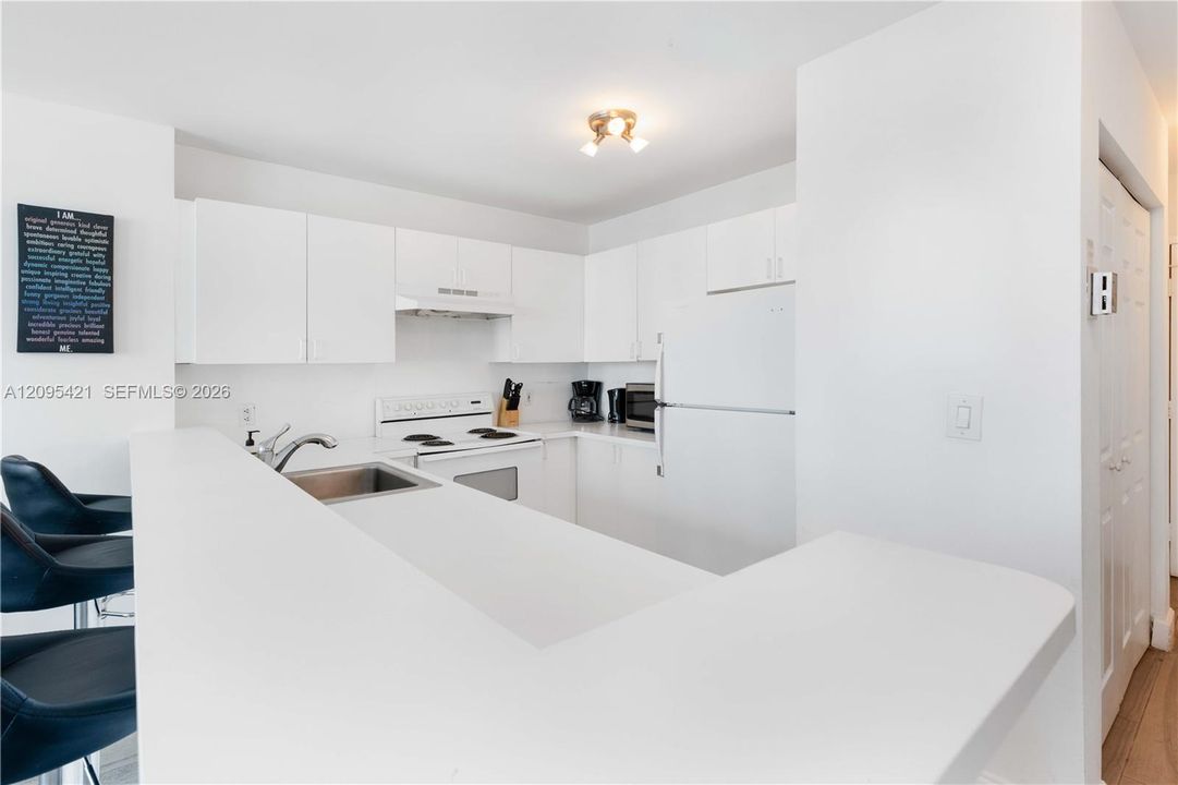 For Sale: $550,000 (1 beds, 1 baths, 830 Square Feet)