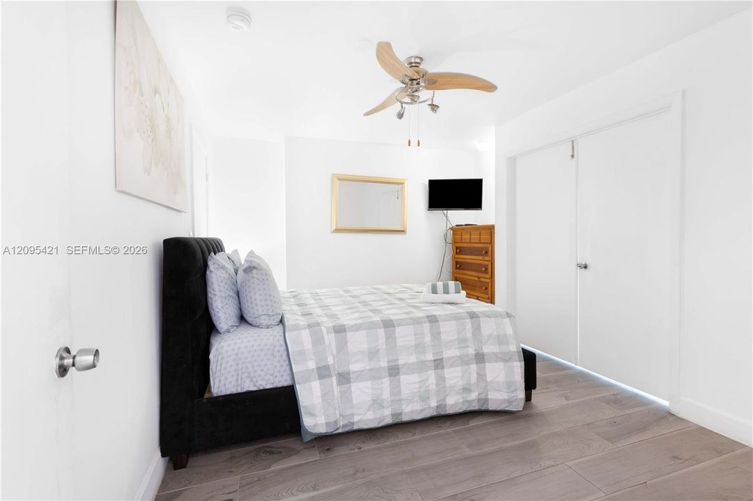 For Sale: $550,000 (1 beds, 1 baths, 830 Square Feet)