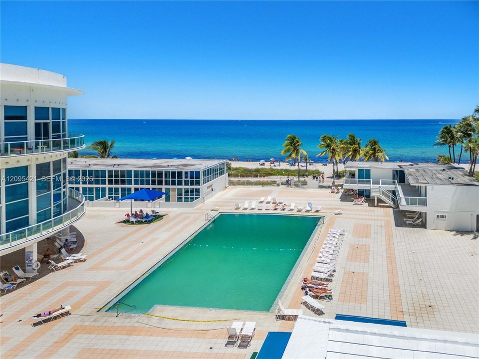 For Sale: $550,000 (1 beds, 1 baths, 830 Square Feet)