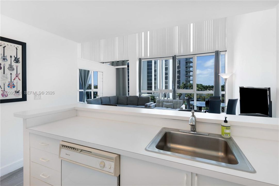 For Sale: $550,000 (1 beds, 1 baths, 830 Square Feet)