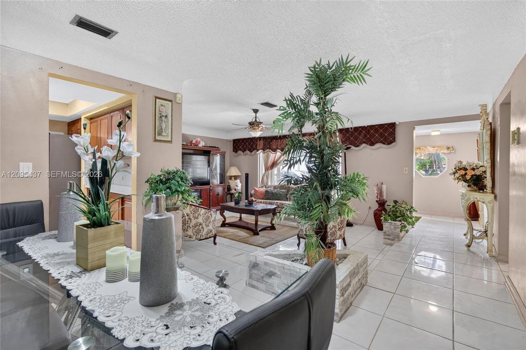 En Venta: $560,000 (3 camas, 2 baños, 2094 Pies cuadrados)