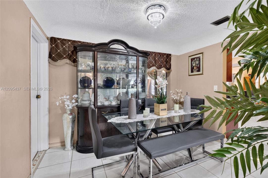 En Venta: $560,000 (3 camas, 2 baños, 2094 Pies cuadrados)