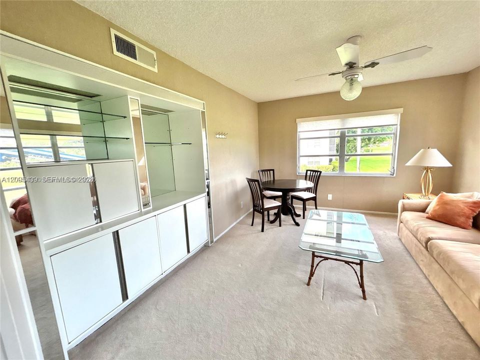 En Venta: $320,000 (3 camas, 2 baños, 1390 Pies cuadrados)