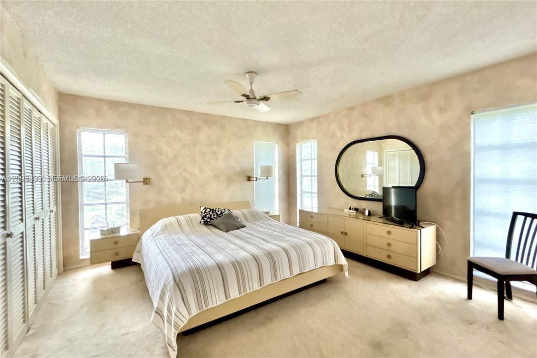 En Venta: $320,000 (3 camas, 2 baños, 1390 Pies cuadrados)