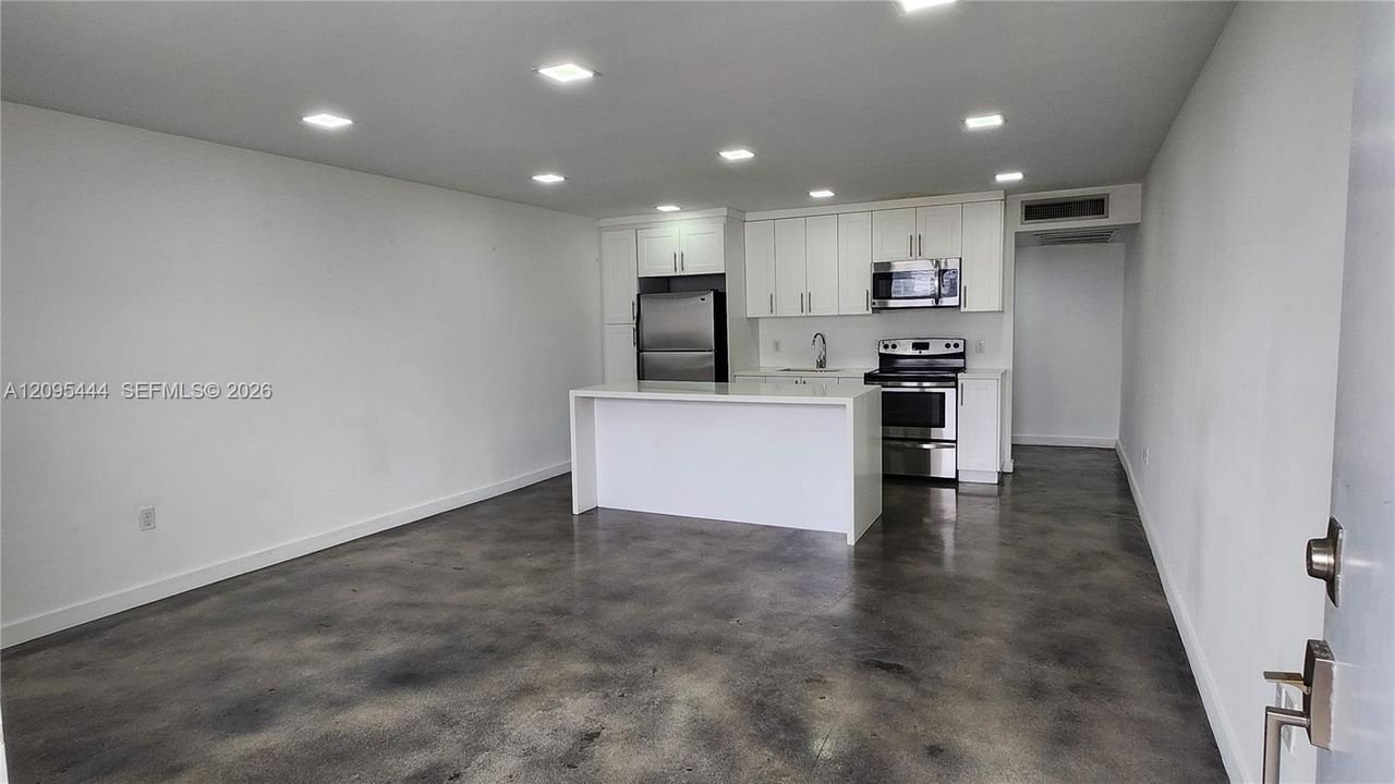 For Rent: $1,799 (1 beds, 1 baths, 692 Square Feet)