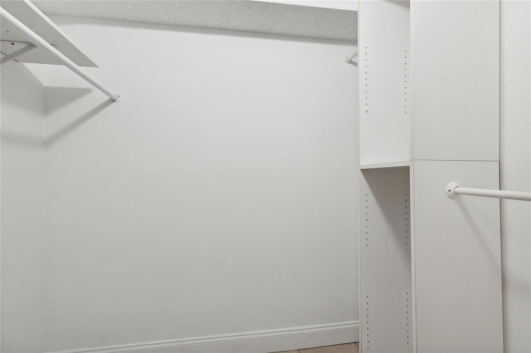 Bedroom has 2 walk in closets