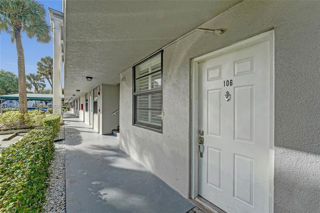 For Sale: $299,000 (2 beds, 2 baths, 1385 Square Feet)