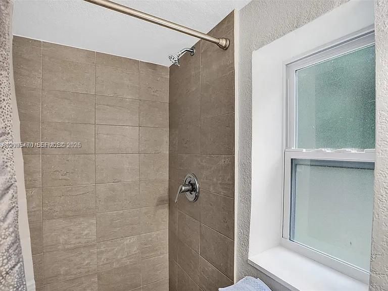 En Renta: $4,650 (4 camas, 3 baños, 1963 Pies cuadrados)