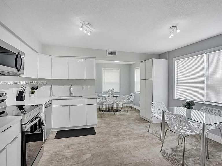 En Renta: $4,650 (4 camas, 3 baños, 1963 Pies cuadrados)