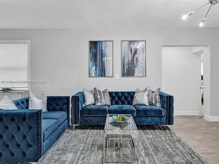 En Renta: $4,650 (4 camas, 3 baños, 1963 Pies cuadrados)