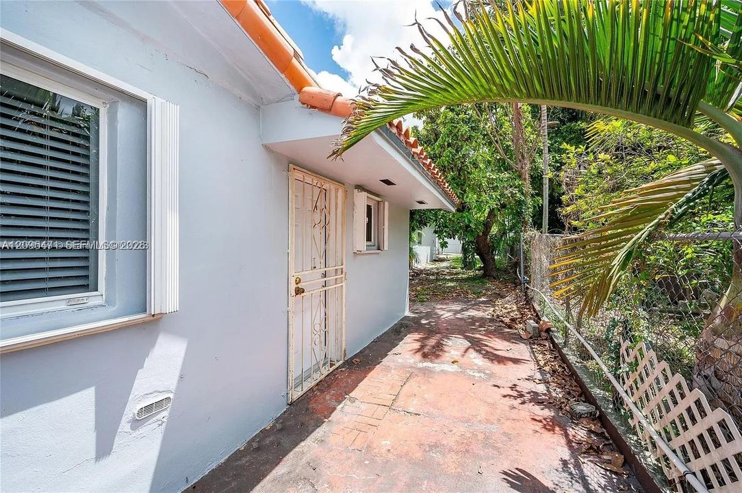 For Rent: $4,000 (5 beds, 2 baths, 2978 Square Feet)