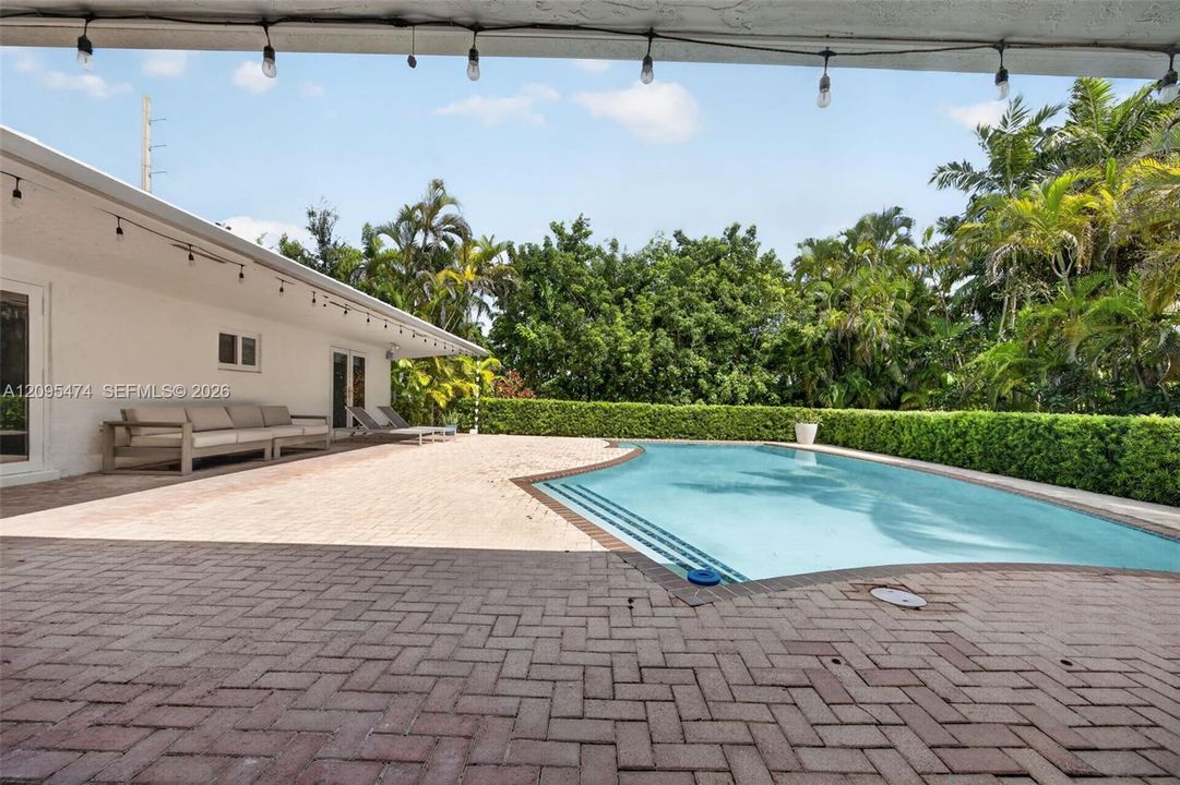 For Sale: $1,150,000 (4 beds, 2 baths, 2368 Square Feet)
