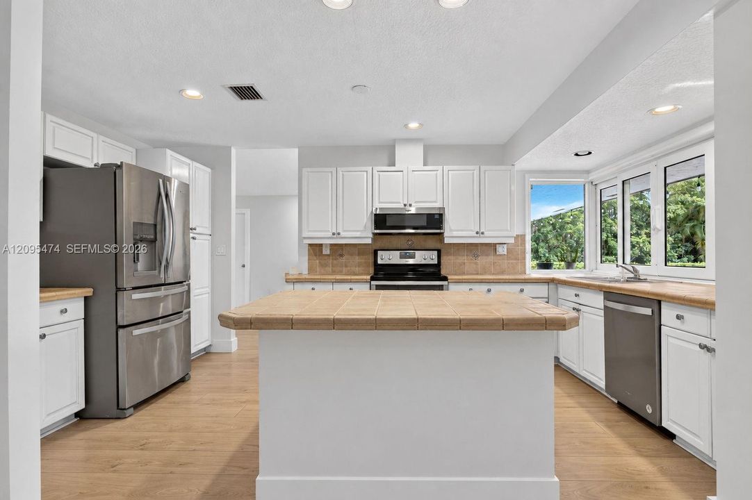 For Sale: $1,150,000 (4 beds, 2 baths, 2368 Square Feet)