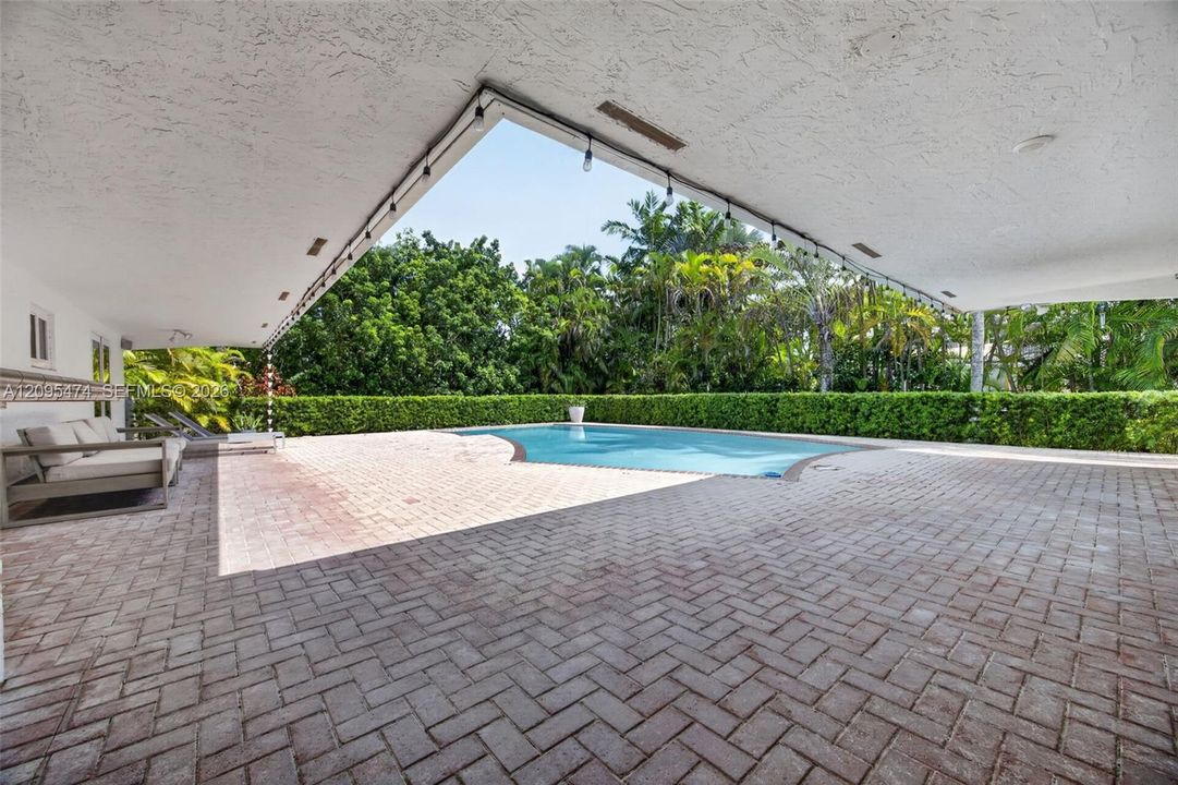 For Sale: $1,150,000 (4 beds, 2 baths, 2368 Square Feet)