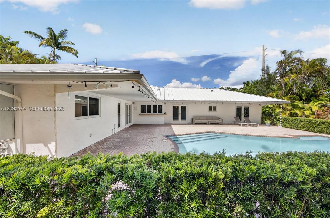 For Sale: $1,150,000 (4 beds, 2 baths, 2368 Square Feet)