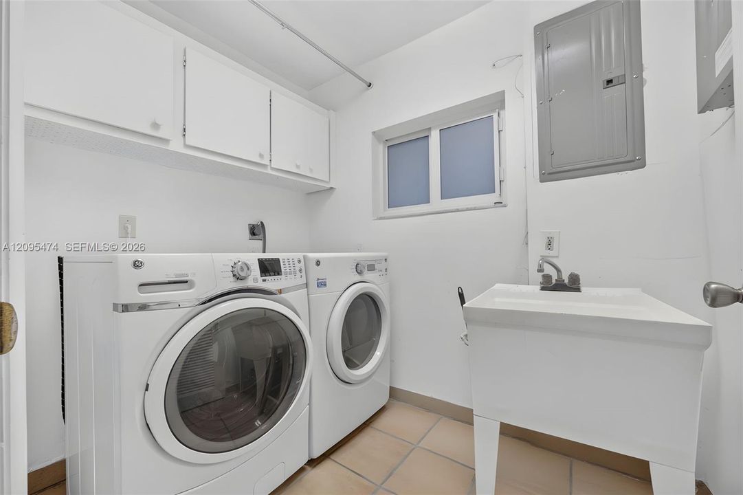 For Sale: $1,150,000 (4 beds, 2 baths, 2368 Square Feet)