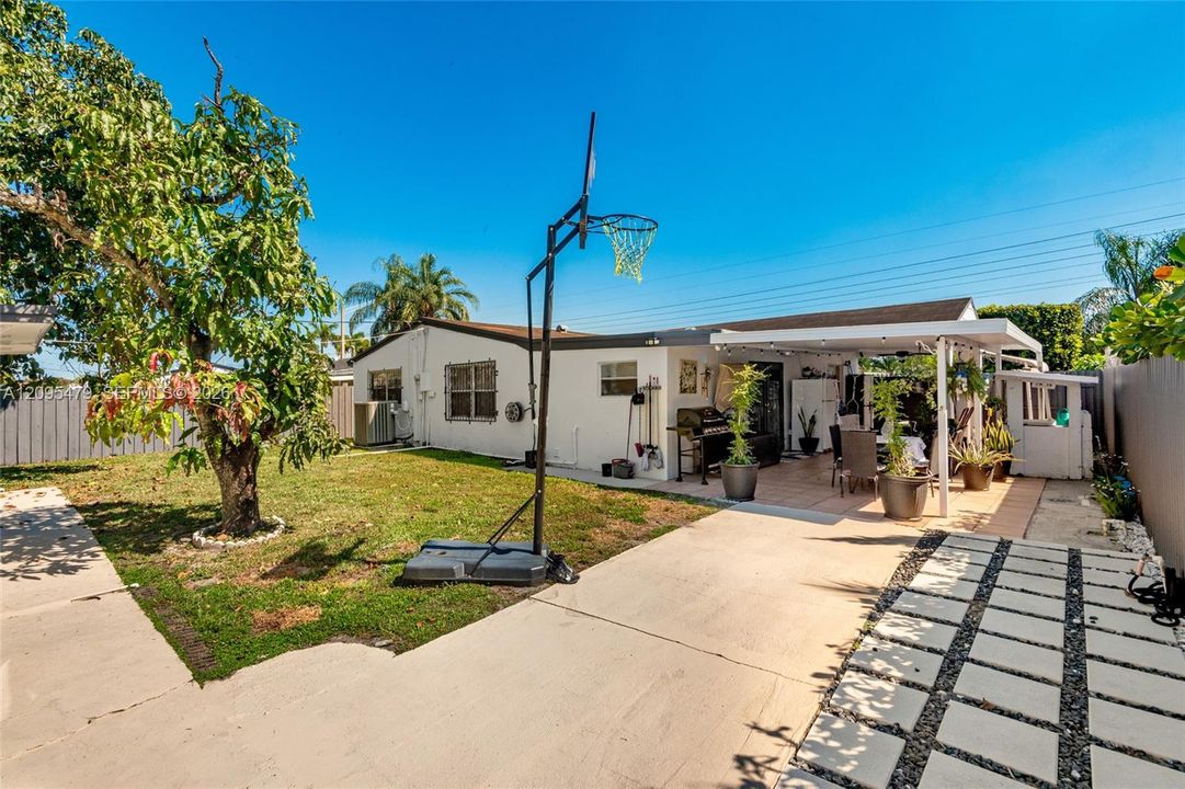 For Sale: $592,500 (4 beds, 2 baths, 1776 Square Feet)
