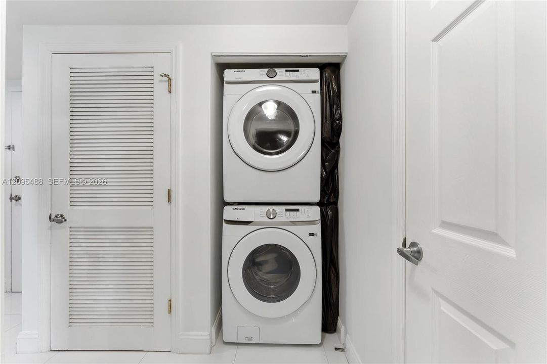 En Venta: $330,000 (2 camas, 2 baños, 1200 Pies cuadrados)