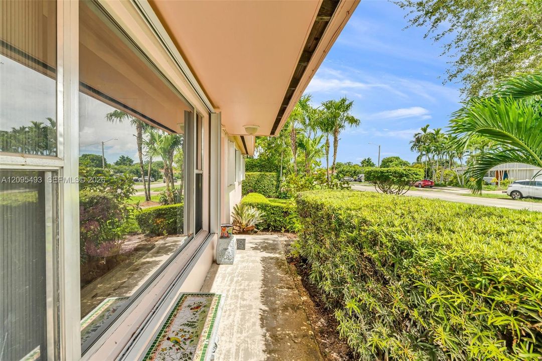 For Sale: $615,000 (3 beds, 2 baths, 1092 Square Feet)