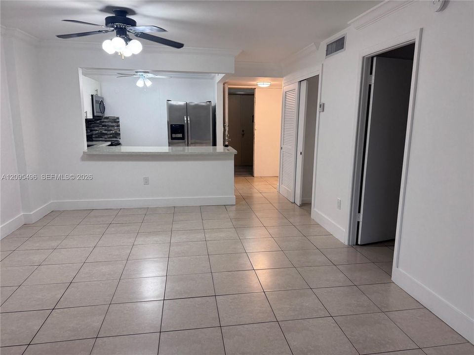 For Rent: $1,750 (1 beds, 1 baths, 722 Square Feet)