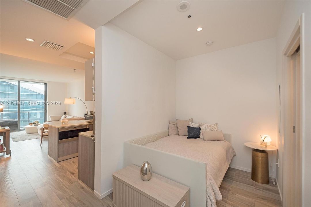 For Rent: $4,400 (1 beds, 2 baths, 881 Square Feet)