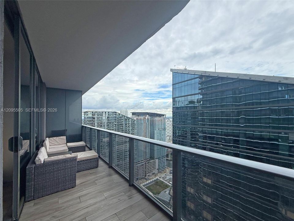 For Rent: $4,400 (1 beds, 2 baths, 881 Square Feet)