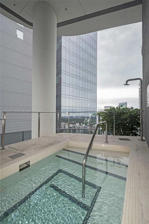 For Rent: $4,400 (1 beds, 2 baths, 881 Square Feet)