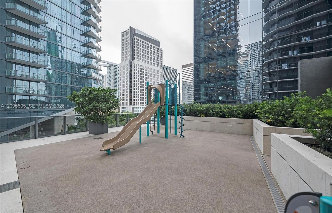 For Rent: $4,400 (1 beds, 2 baths, 881 Square Feet)