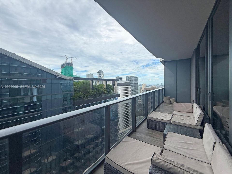 For Rent: $4,400 (1 beds, 2 baths, 881 Square Feet)