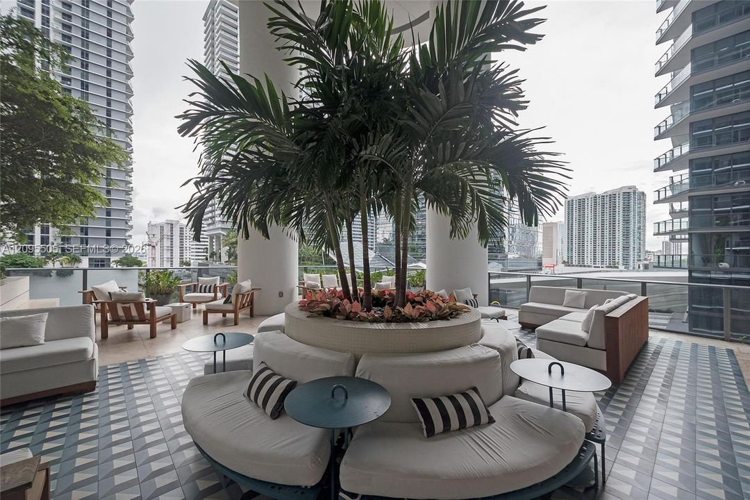 For Rent: $4,400 (1 beds, 2 baths, 881 Square Feet)