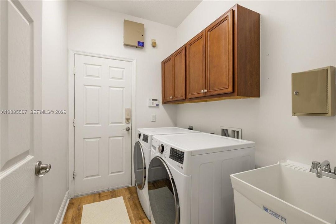 For Sale: $835,000 (4 beds, 3 baths, 2542 Square Feet)
