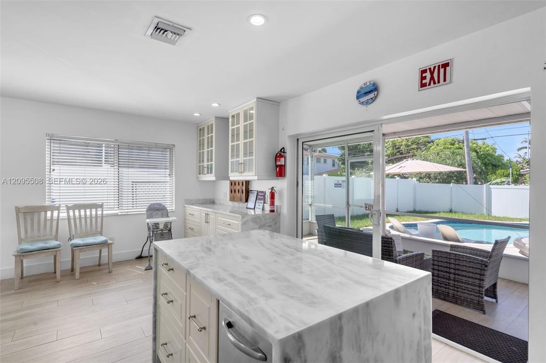 For Rent: $5,999 (3 beds, 2 baths, 1733 Square Feet)