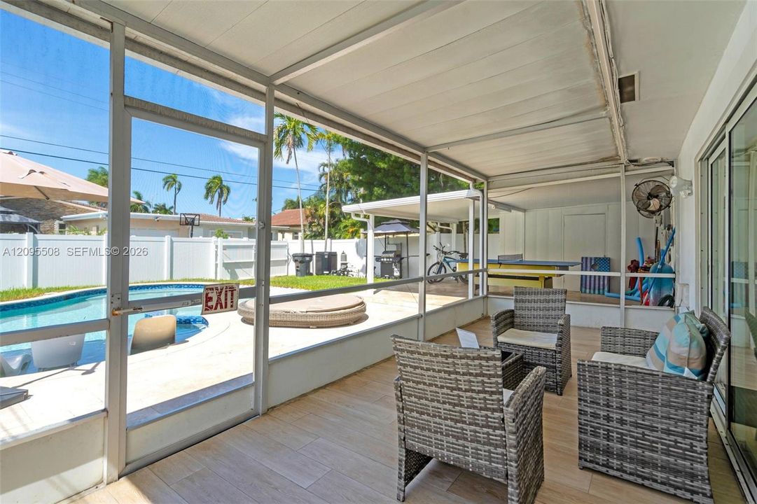 For Rent: $5,999 (3 beds, 2 baths, 1733 Square Feet)