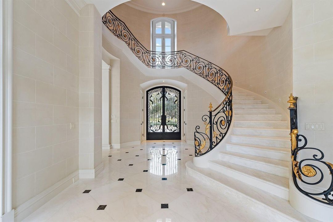 Foyer & Staircase