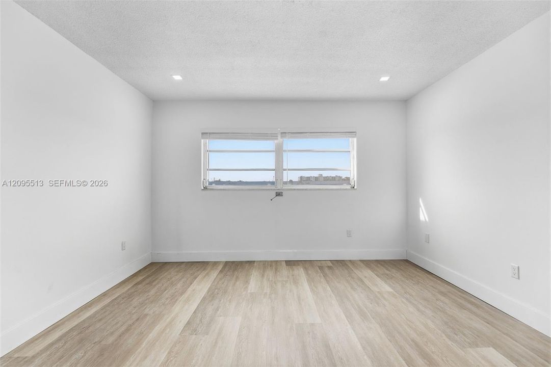 For Sale: $224,900 (1 beds, 1 baths, 830 Square Feet)