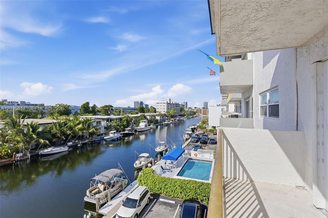 For Sale: $224,900 (1 beds, 1 baths, 830 Square Feet)