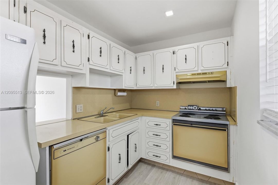 For Sale: $224,900 (1 beds, 1 baths, 830 Square Feet)