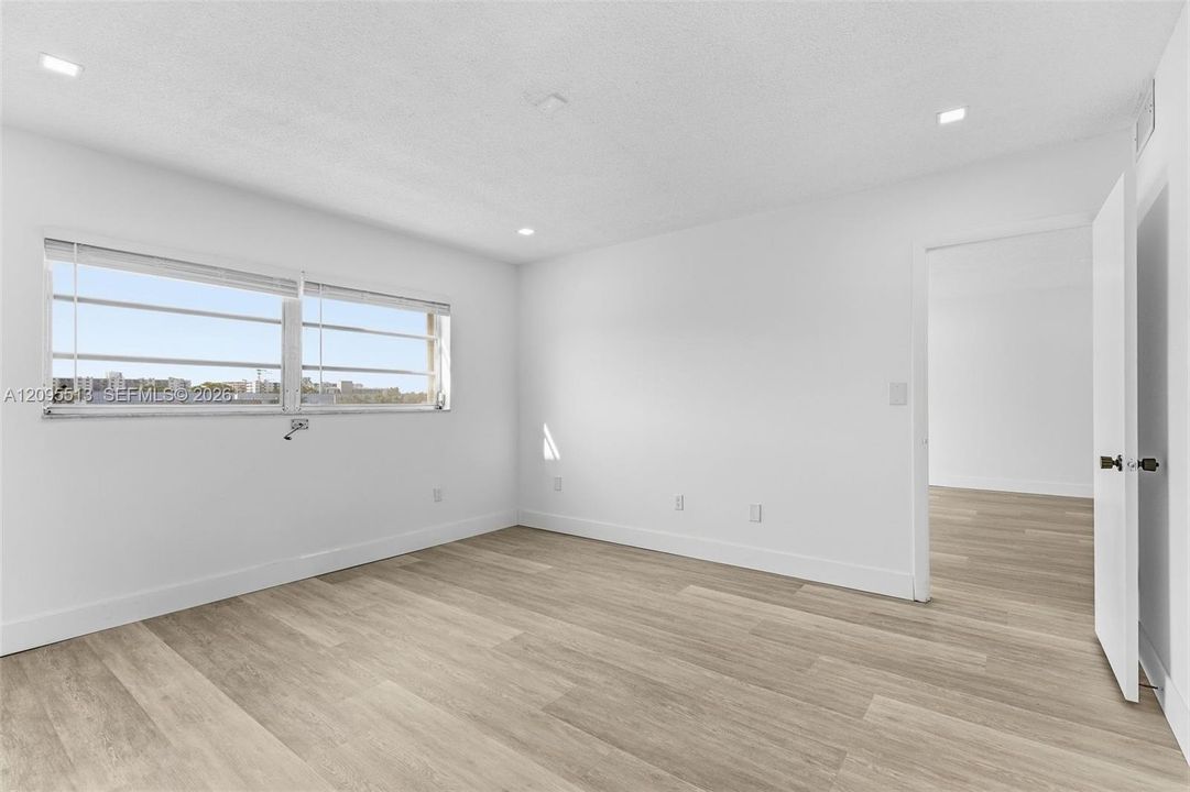 For Sale: $224,900 (1 beds, 1 baths, 830 Square Feet)