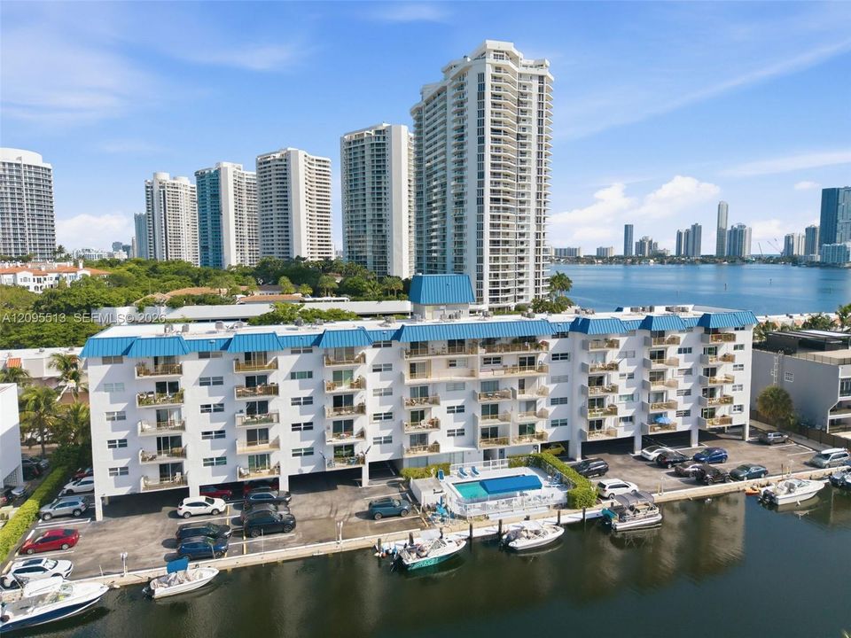 For Sale: $224,900 (1 beds, 1 baths, 830 Square Feet)
