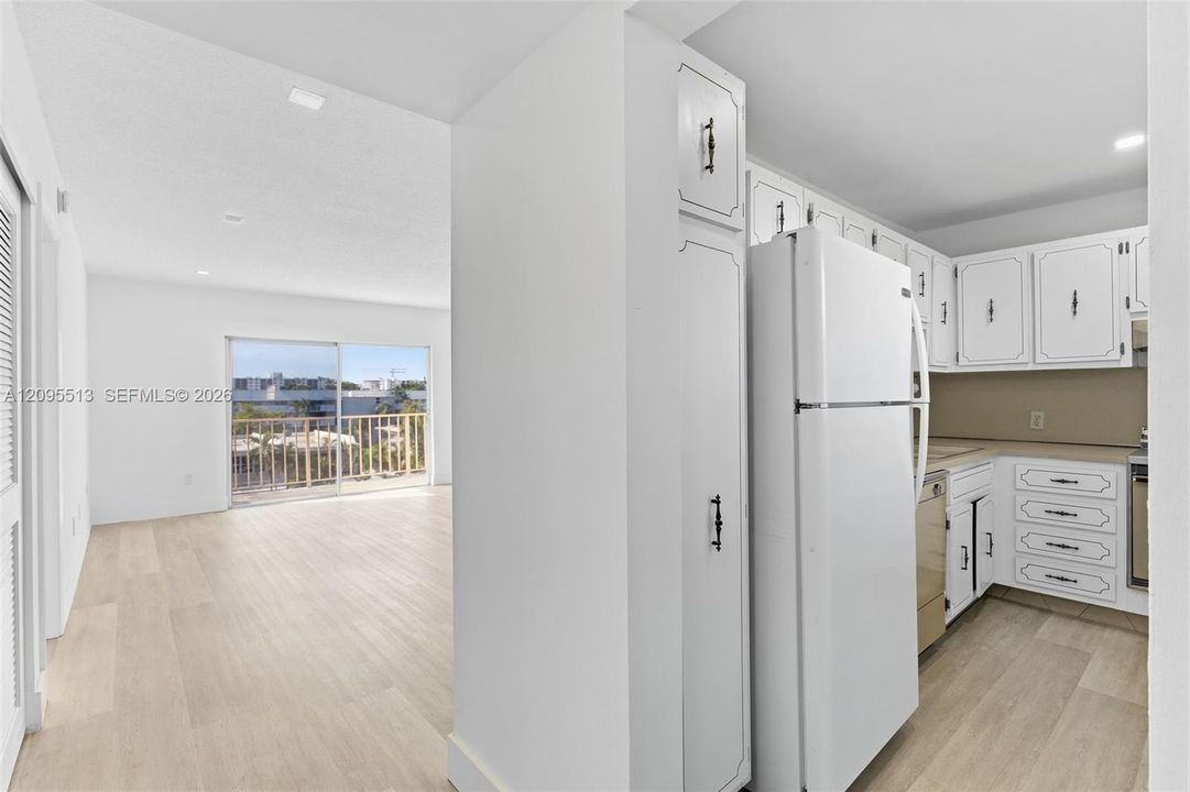 For Sale: $224,900 (1 beds, 1 baths, 830 Square Feet)