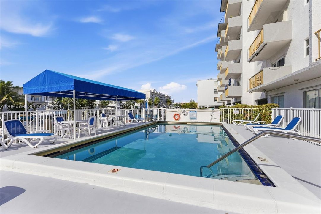 For Sale: $224,900 (1 beds, 1 baths, 830 Square Feet)