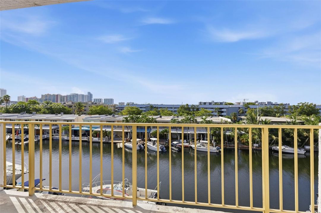 For Sale: $224,900 (1 beds, 1 baths, 830 Square Feet)