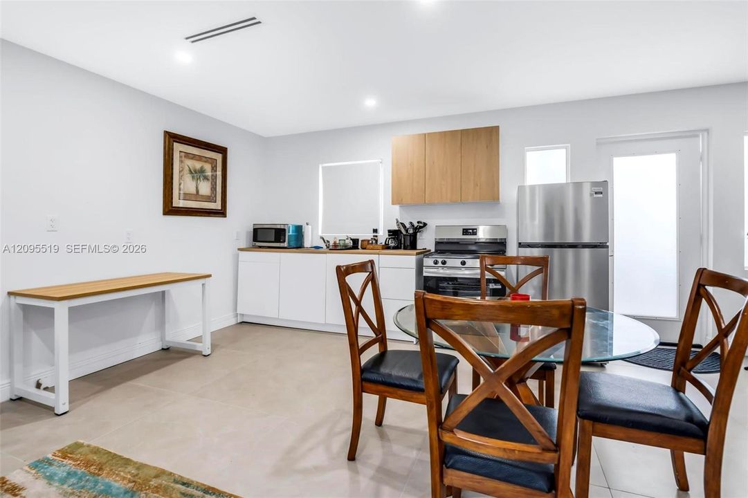 For Rent: $9,500 (5 beds, 4 baths, 2638 Square Feet)