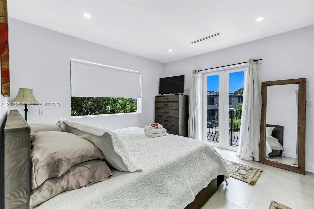 For Rent: $9,500 (5 beds, 4 baths, 2638 Square Feet)