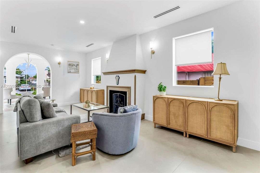 For Rent: $9,500 (5 beds, 4 baths, 2638 Square Feet)