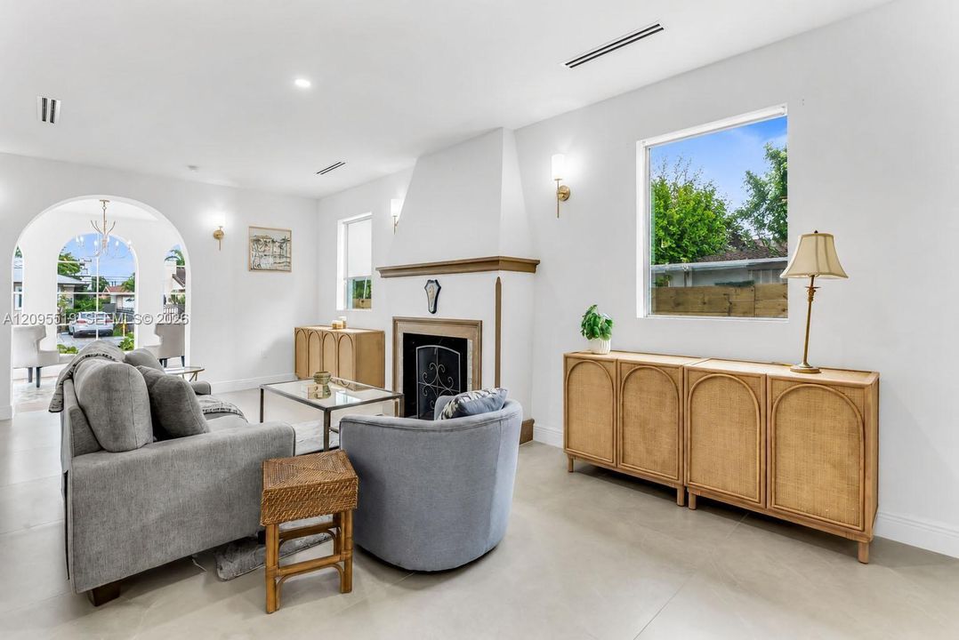 For Rent: $9,500 (5 beds, 4 baths, 2638 Square Feet)